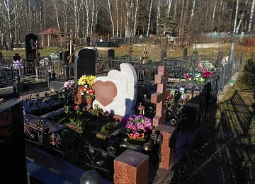 Композиция с красным крестом, фигурным памятником и цветниками