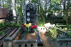 Семейный памятник с берёзовым обрамлением и открытым цветником