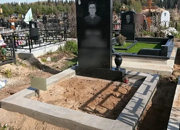 Прямая стела с крестом на участке со светлым цоколем