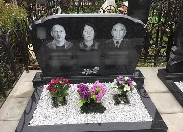 Горизонтальный памятник на троих с белым цветником