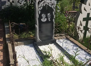 Памятник с резной березой и двумя портретами на белой крошке