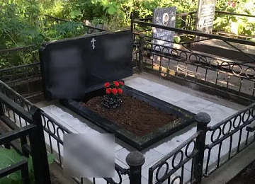 Горизонтальный памятник с цветником и оградой с кольцами