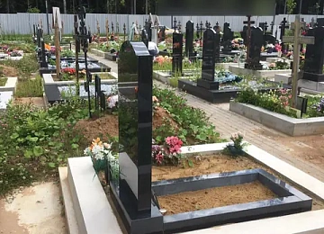 Двойной памятник с раздельными цветниками на светлом основании