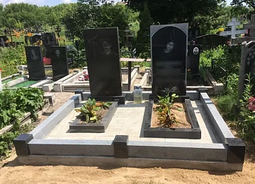 Две разновысокие стелы с отдельными цветниками на общей площадке