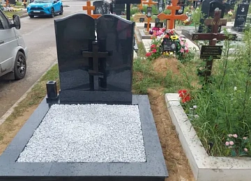 Двойная стела с резным крестом и белой отсыпкой
