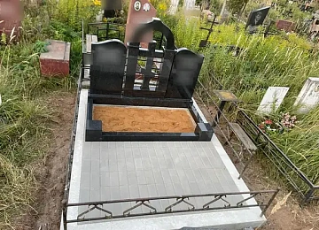 Двойной памятник с аркой и крестом над общим цветником