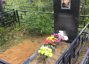 Высокий памятник с цветным портретом в прямоугольной рамке