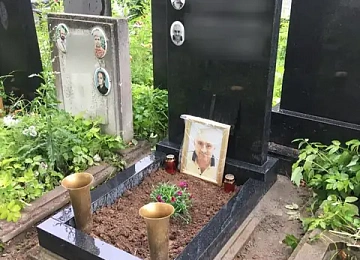 Строгая семейная стела с двумя медальонами и вазами