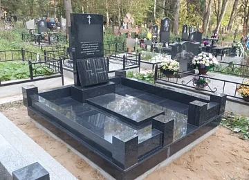 Многоуровневый темный цоколь с полированной плитой и строгой стелой