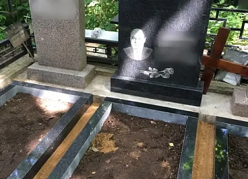 Две контрастные стелы с общим основанием и двумя цветниками