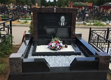 Черный многоуровневый цоколь с портретной стелой и белой крошкой