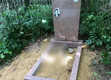 Прямой памятник из коричневого камня с цветником