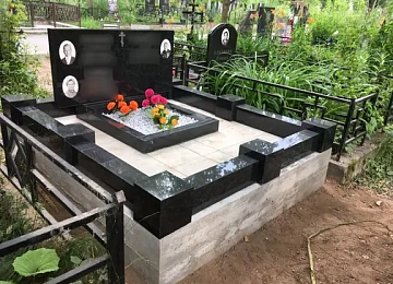 Контрастный гранитный цоколь с плиткой и небольшим цветником