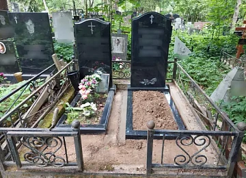 Две семейные стелы с крестами и отдельными цветниками