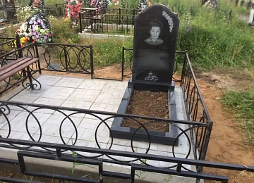 Арочная портретная стела с открытым цветником и светлым мощением