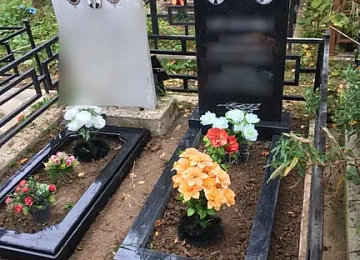 Чёрная и светлая стелы с отдельными цветниками