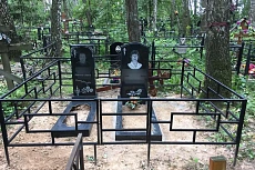 Два портретных памятника с отдельными цветниками за геометрической оградой