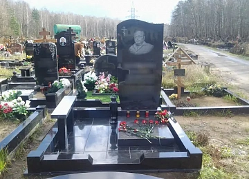 Вертикальная стела с портретом и полированной плитой в гранитном цоколе