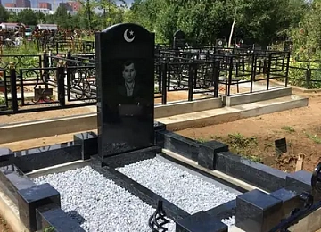 Мусульманский памятник с полумесяцем, двумя цветниками и белой отсыпкой