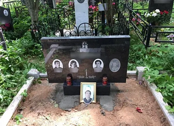 Широкий семейный памятник с четырьмя овальными медальонами